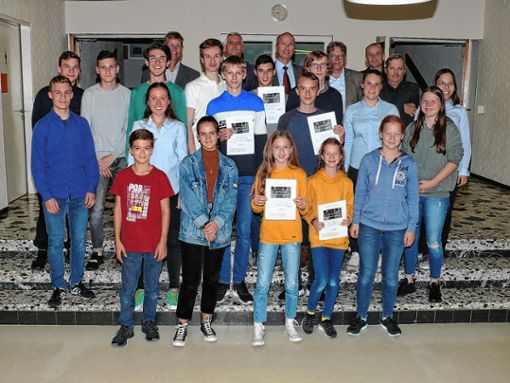Alle Teilnehmer des Rotary-Forschungspreises Physik mit den Jurymitgliedern (hintere Reihe)   Foto: Gottfried Driesch Foto: Die Oberbadische