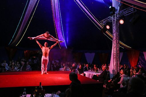 Zupackende Hand-auf-Hand-Akrobatik mit dem Duo Paschenko begeisterte das Publikum im Zirkuszelt. Foto: Die Oberbadische