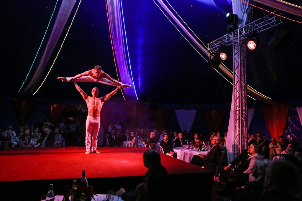 Zupackende Hand-auf-Hand-Akrobatik mit dem Duo Paschenko begeisterte das Publikum im Zirkuszelt.