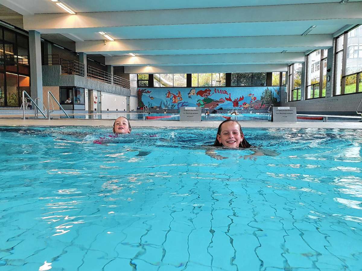Der Besuch im Hallenbad macht offenbar auch jungen Schwimmern Spaß. Foto: Rolf Rombach