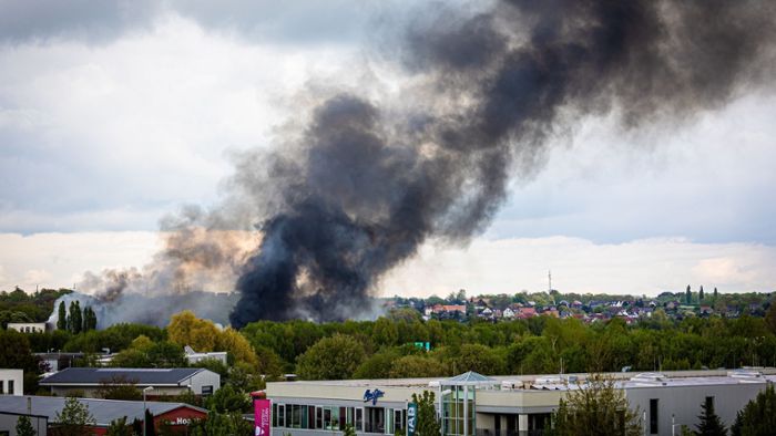Feuer: Großbrand in Braunschweiger Industriegebiet: Explosionen