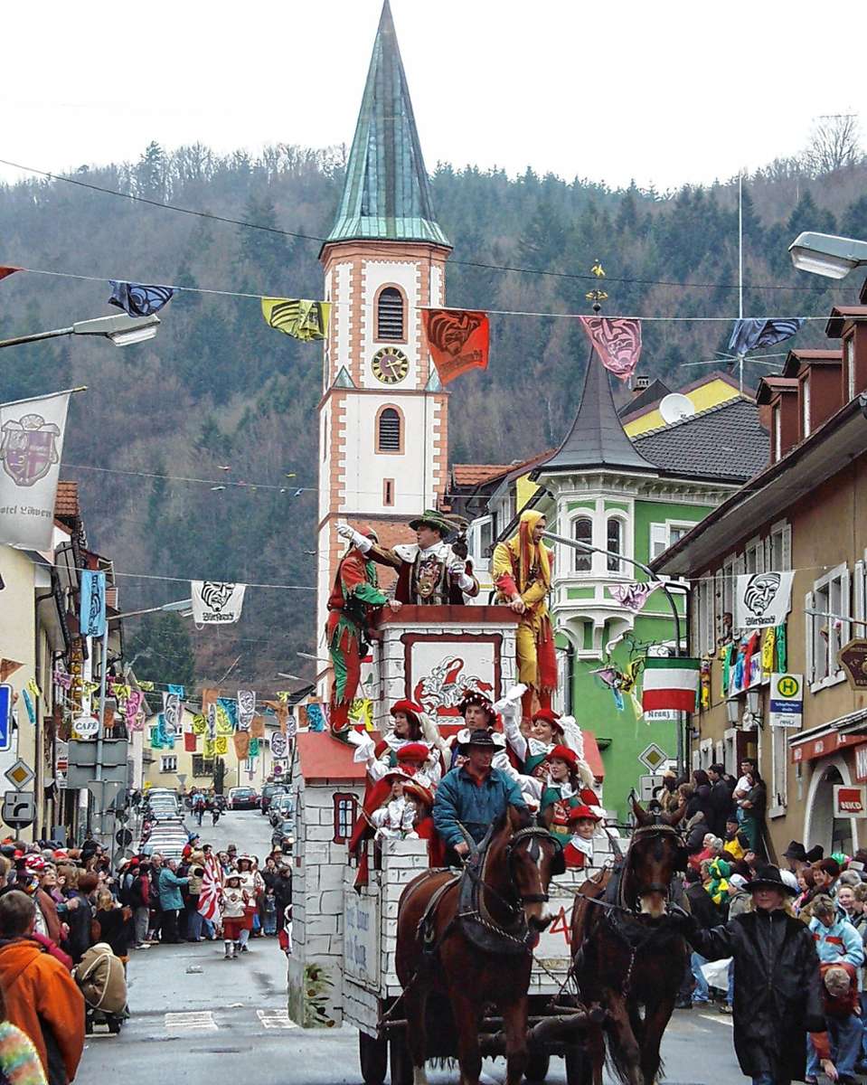Die Hürusburg wird traditionell von Pferden gezogen.