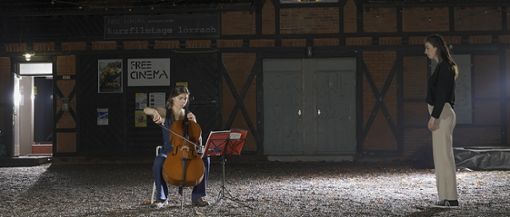 In der Schlussszene spielt Charlotte Lindel Cello für Haupdarstellerin Kristina Birkner. Foto: zVg/Achim Girnth