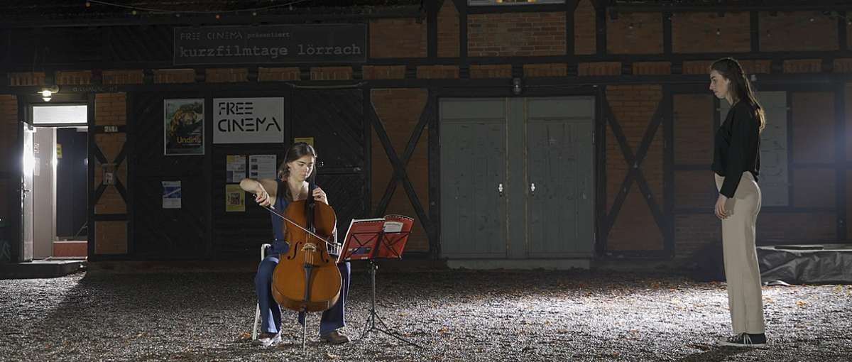 In der Schlussszene spielt Charlotte Lindel Cello für Haupdarstellerin Kristina Birkner. Foto: zVg/Achim Girnth