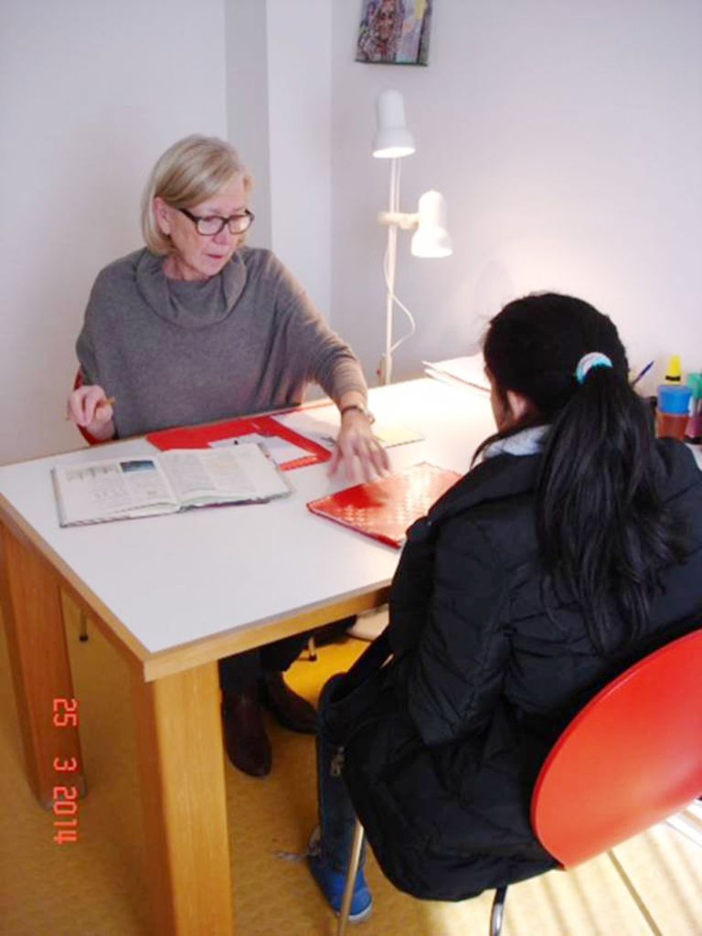 Migrantinnen wird beim Erlenen der deutschen Sprache geholfen.  Foto: zVg Foto: Die Oberbadische