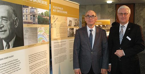 Uwe Kühl (links) und Wolfgang Dietz eröffneten die Ausstellung.  Fotos: Marco Fraune Foto: Weiler Zeitung