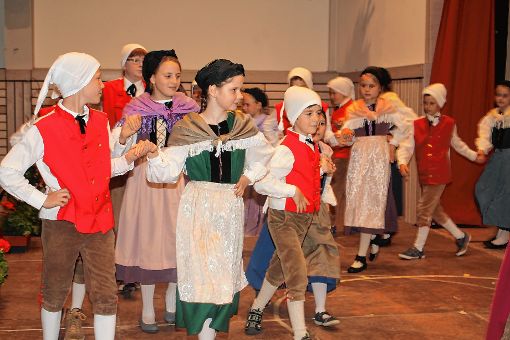 Als Vreneli und Hanseli verzauberten die Kinder das Publikum mit ihrer Tanzeinlage. Foto: Markgräfler Tagblatt
