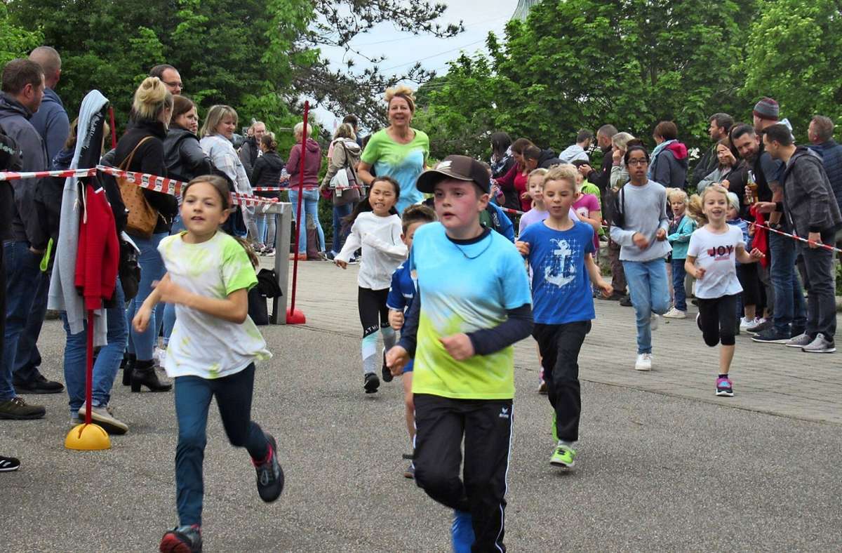 Für einen guten Zweck kürzlich gingen   mehr als 250 Läufer rund um die Gemeinschaftsschule in Schliengen an den Start und sammelten Sponsorengelder. Foto: Christine Aniol/Tobias Geisler