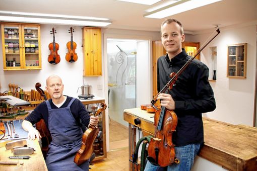Sebastian Heimann (rechts) spielt auf einer Bratsche, die sein Vater, Geigenbaumeister Ulrich Heimann, angefertigt hat.   Foto: Saskia Scherer