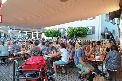 Schon zum Festauftakt waren die Tische auf dem Obereggener Rathausplatz voll besetzt. Foto: Jutta Schütz