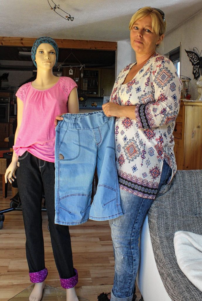 Antje  Stiefvater-Brugger  mit zwei ihrer speziellen Hosenmodelle Foto: Gabriele Hauger Foto: Die Oberbadische