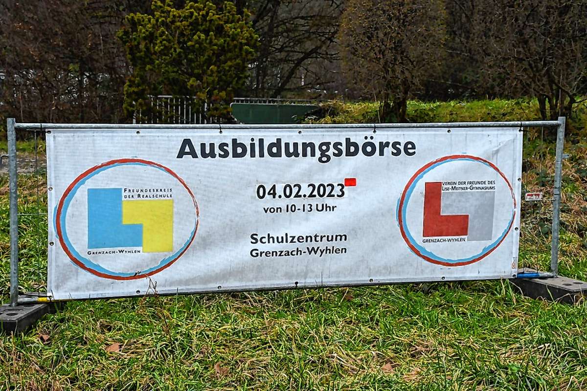 Mit großen Werbebannern wird die Ausbildungsbörse in Grenzach-Wyhlen beworben. Foto: Heinz Vollmar