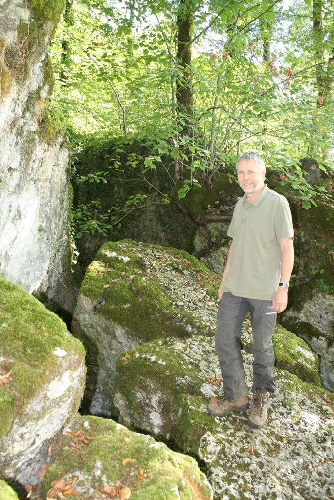 Revierförster Reiner Dickele in der Wolfsschlucht mit ihren bizarren moosbewachsenen Felsen.