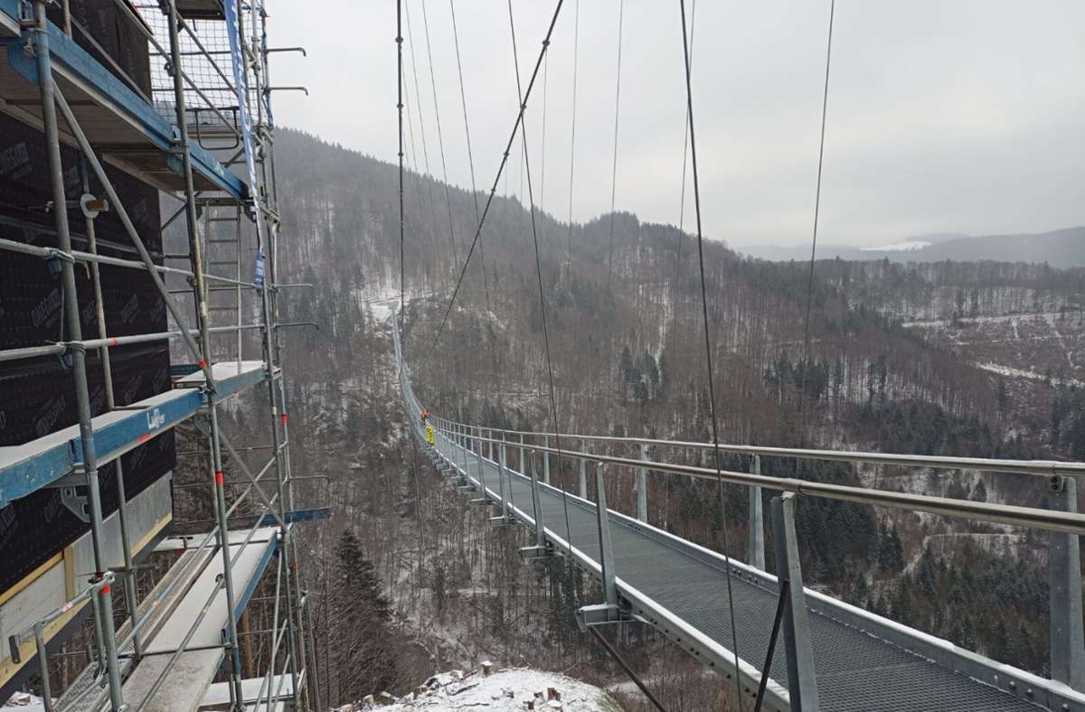 Die 126 Laufstege der Hängebrücke sind angebracht. Foto: /Ulrike Jäger