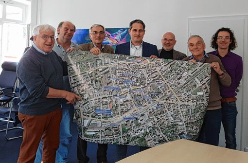 Eine Stadtplanansicht übergab die BI „Verkehrsfreie Innenstadt“ an Bürgermeister Dirk Harscher. Foto: Sebastian Prigge