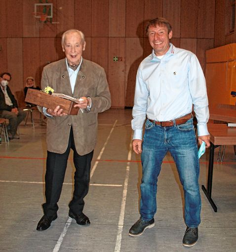 Vorsitzender Daniel Herrmann ehrte Ernst Asal für 70 Jahre Mitgliedschaft im Skiclub Todtnau. Foto: zVg