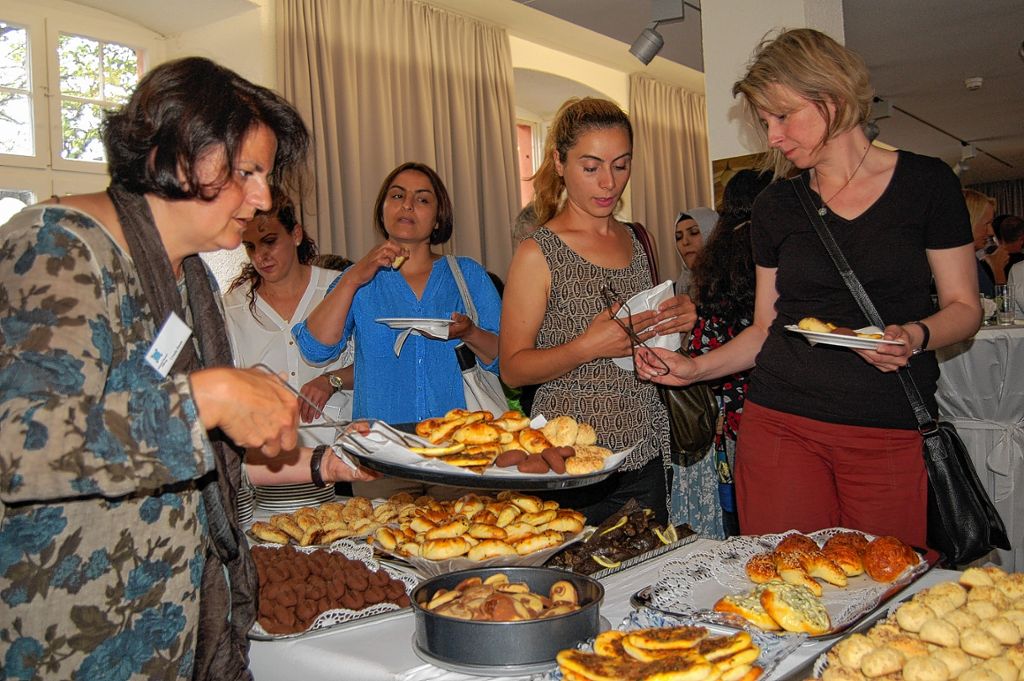Mit türkischen Spezialitäten ließen sich die zahlreichen Gäste beim Jubiläum der Schubert-Durand-Stiftung verwöhnen.   Foto: Peter Ade Foto: Die Oberbadische