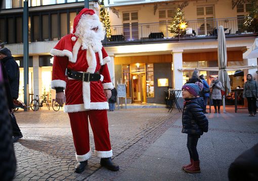 Keine Angst: ein kleines Mädchen begrüßt den Nikolaus. Foto: Kristoff Meller Foto: mek