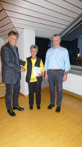 Iris Rohde wurde von Bürgermeister Gunther Braun (links) und Ortsvorsteher  Holger Sutter verabschiedet.  Foto: Vera Winter Foto: Markgräfler Tagblatt