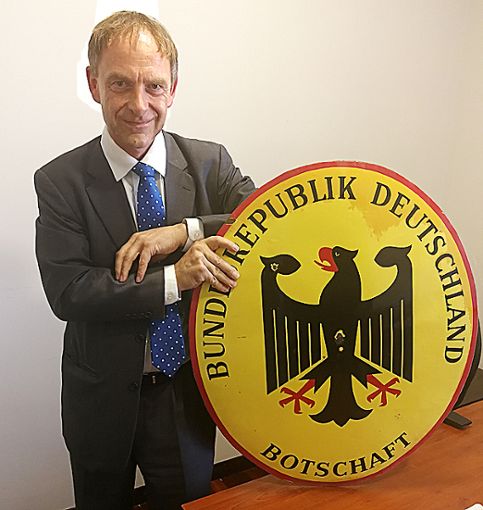 Christian Buck mit dem Wappenschild der Botschaft Tripolis                                   Foto: Turkia Elkish Foto: Weiler Zeitung