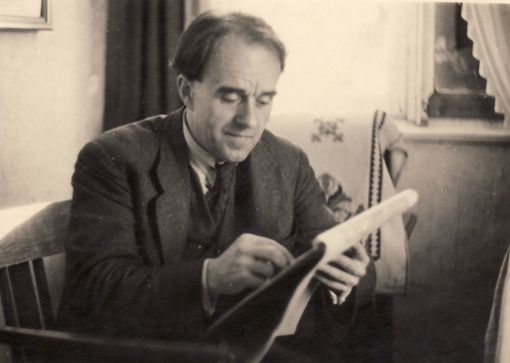Erwin Bowien beim Zeichnen in Kreuzthal-Eisenbach, 1945 Foto: zVg/Haroun Ayech