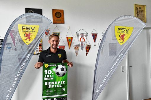 Der FSV-Vorsitzende Patrick Da Rugna mit einem Poster für das Benefiz-Fußballspiel zwischen der Verwaltung der Stadt Weil am Rhein und Rheinfelden. Foto: Heinz Vollmar