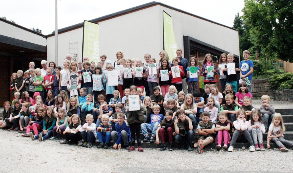 Freude über die Auszeichnung: Die Grundschule Rümmingen darf sich nun offiziell „Naturpark-Schule“ nennen.  Foto: Daniela Buch Foto: Weiler Zeitung