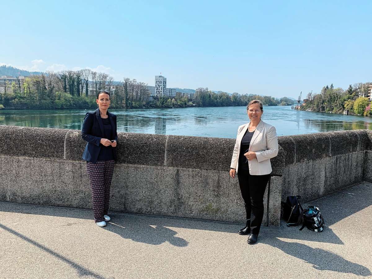 Béa Bieber (links) und Diana Stöcker stehen auf der Rheinbrücke, die das badische Rheinfelden mit dem schweizerischen Rheinfelden verbindet.  Foto: zVg