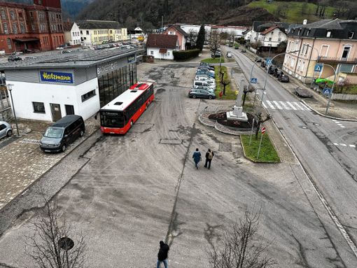 Uneinigkeit herrscht darüber, ob die Sanierung des Bahnhofsplatzes „Luxus“ oder doch notwendig ist. Foto: Hans-Jürgen Hege
