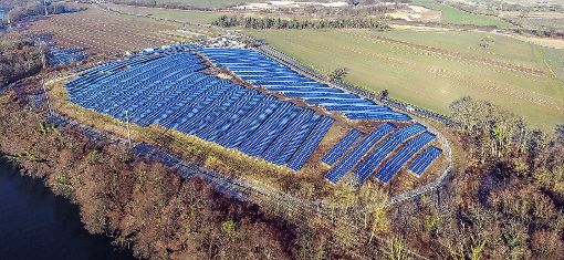 Der „Solarpark am Rhein“ auf der ehemaligen Hertener Hausmülldeponie kann in den nächsten Tagen tatsächlich ans Netz gehen. Bilang fehlten noch die Trafostationen.Archivfoto: zVg/Elektrizitätswerke Schönau Foto: Die Oberbadische