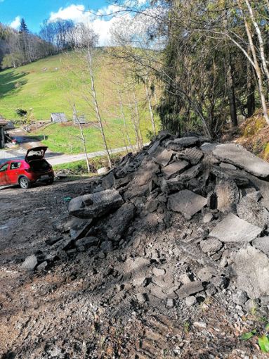 Diese Ablagerung von Straßenaufbruchmaterial auf Gemarkung der Gemeinde Böllen wird vom  BUND kritisiert.Foto: zVg Foto: Die Oberbadische