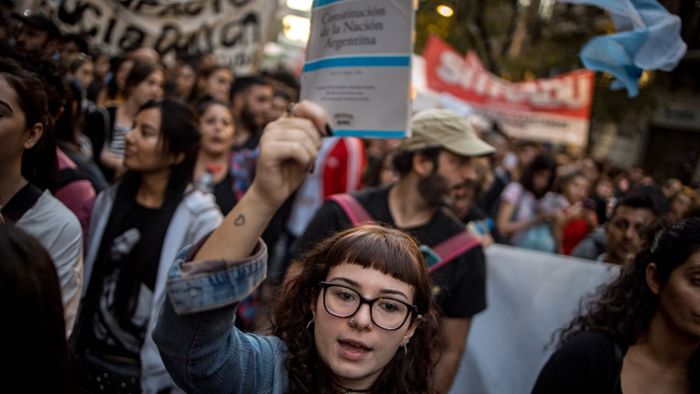 Bildung: Sparkurs - Über eine halbe Million Argentinier protestieren