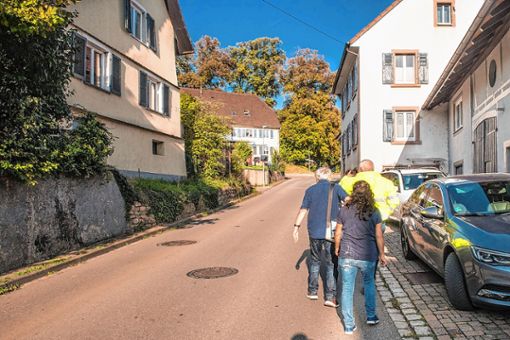 Fußgänger müssen mangels Gehweg auf der vielbefahrenen Landstraße laufen. Foto: Alexander Anlicker