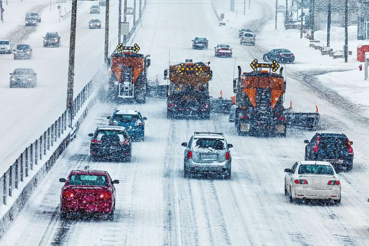 Plötzlich auftretende Starkschneefälle stellen die Winterdienst-Organisationen vor große Herausforderungen. Foto: djd/Verband der Kali- und Salzindustrie e.V./panthermedia