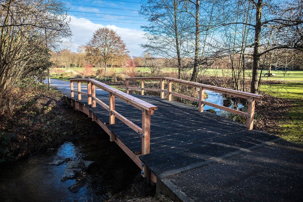 Lörrach: Holzbrücke im Grüttpark komplett erneuert