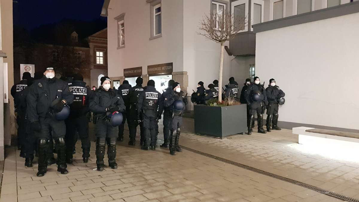 Die Polizei war am Montagabend in Schopfheim massiv präsent.