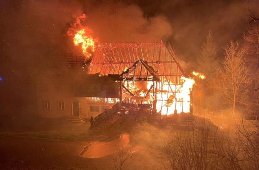 In Flammen stand  ein Anwesen in Niederböllen. Foto: Feuerwehr Lörrach