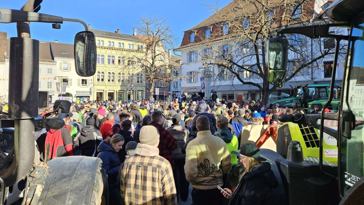 Bauernprotest im Kreis Lörrach: Mit 300 Treckern – Hunderte Demo-Teilnehmer machen Ärger Luft