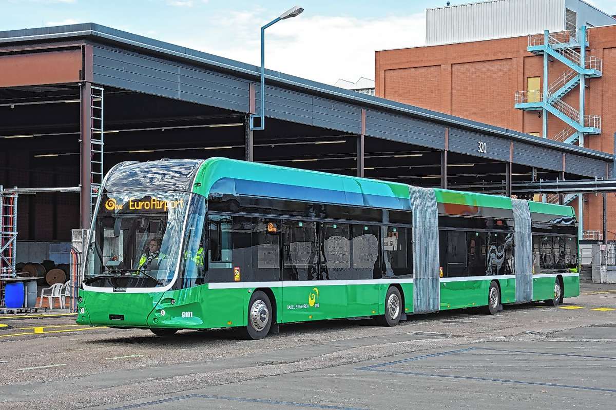 Neue E-Doppelgelenkbusse werden auf der Linie 50 zum EuroAirport eingesetzt. Foto: Markus Wagner