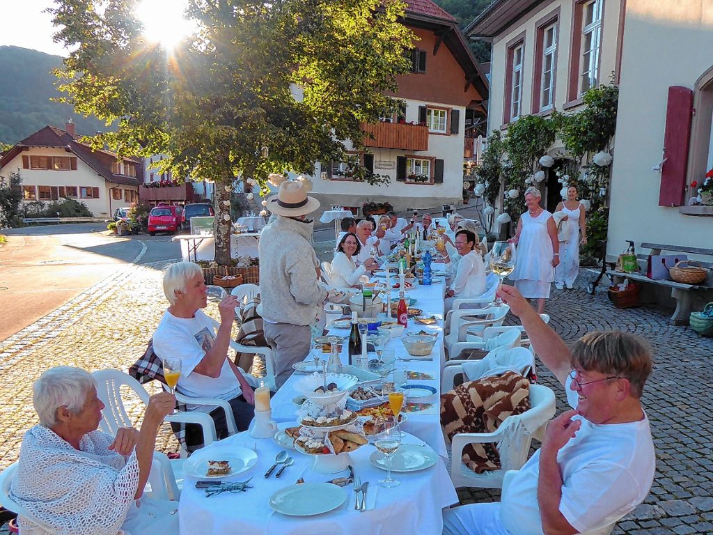 Kleines Wiesental: Picknick in Weiß in Ried