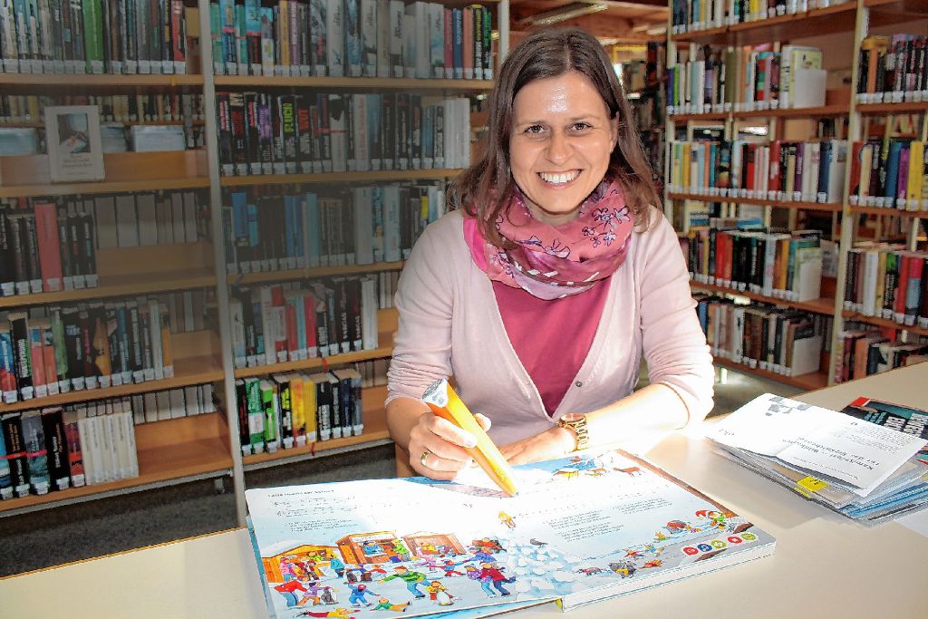 Will mit der Zeit gehen:  Bibliotheksleiterin Katja Benkler erweitert das Angebot für Kinder und Jugendliche um audio-visuelle Medien.   Fotos: Werner Müller