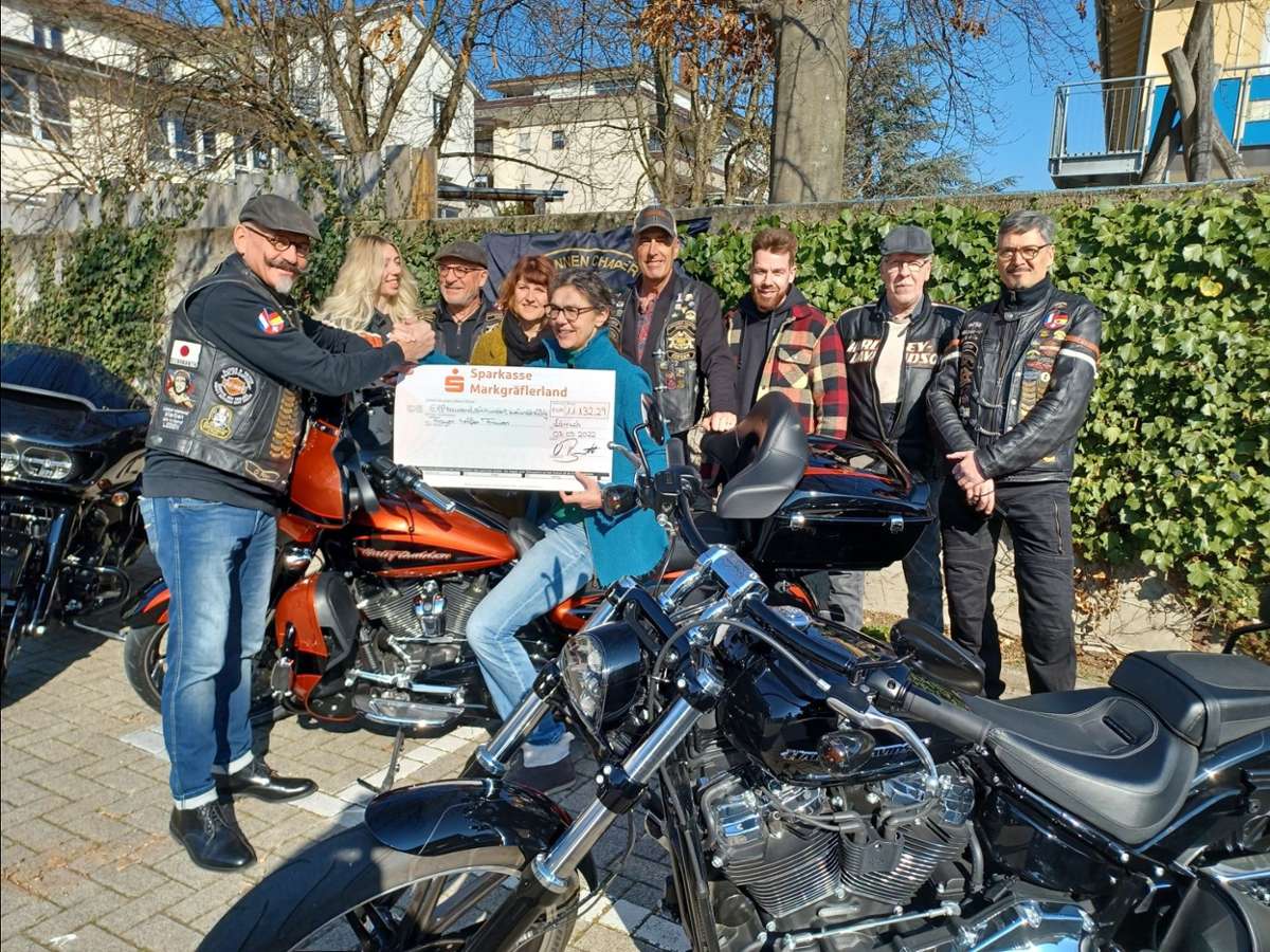 Lörrach/Weil am Rhein : Bikertruppe mit Harley und Herz