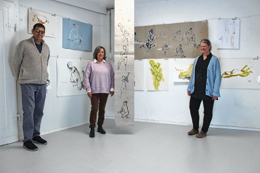 Das Galeristen- und Künstlerpaar Antje Gärtner (Mitte) und Walter Schmitt mit einer der insgesamt sieben Ausstellenden Christine Brantl in der Galerie „Regardez“ Foto: Gabriele Hauger