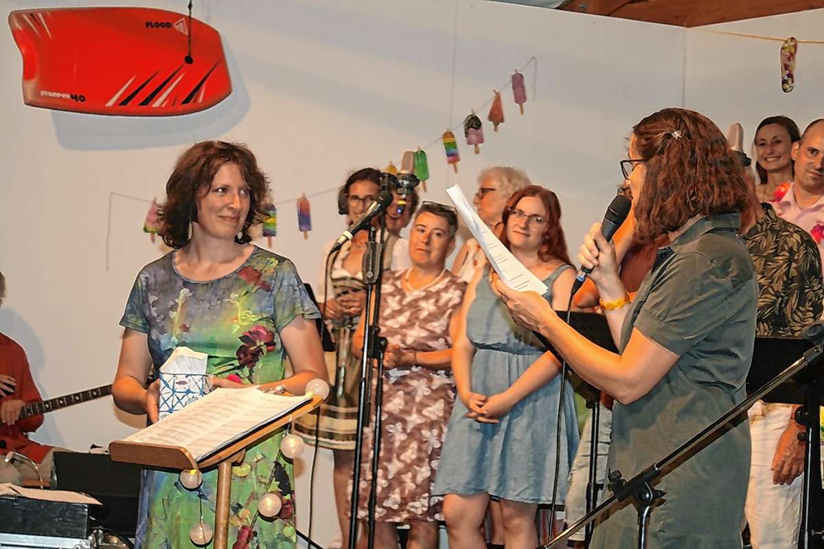 Taschentücher für die scheidende Dirigentin Birgit Lehmann (links) übergab die Vorsitzende Nathalie Scherr. Foto: Ines Bode