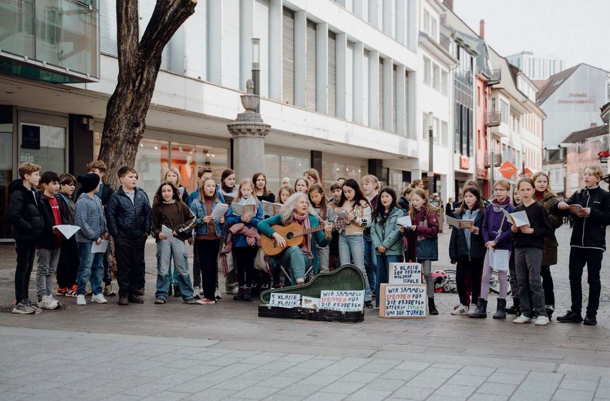 Die Schüler singen in der Lörracher Fußgängerzone. Foto: Benjamin Bergen