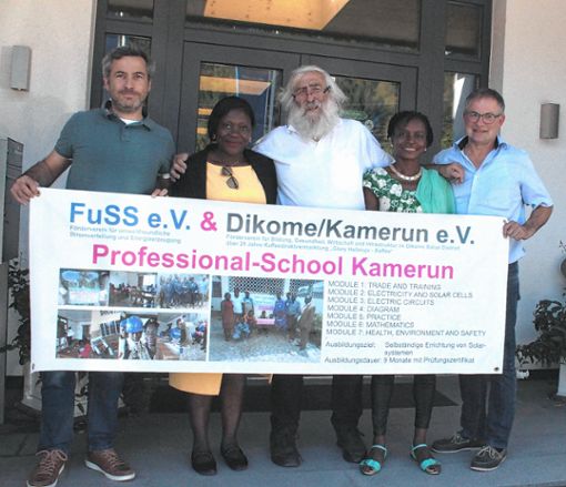 Der Dikome-Kamerun-Verein besuchte die  EWS: (von links)  Alexander Sladek, Obe Nanje, Michael Sladek, Emerence Etonger und Richard Renz.  Foto: Heiner Fabry Foto: Markgräfler Tagblatt