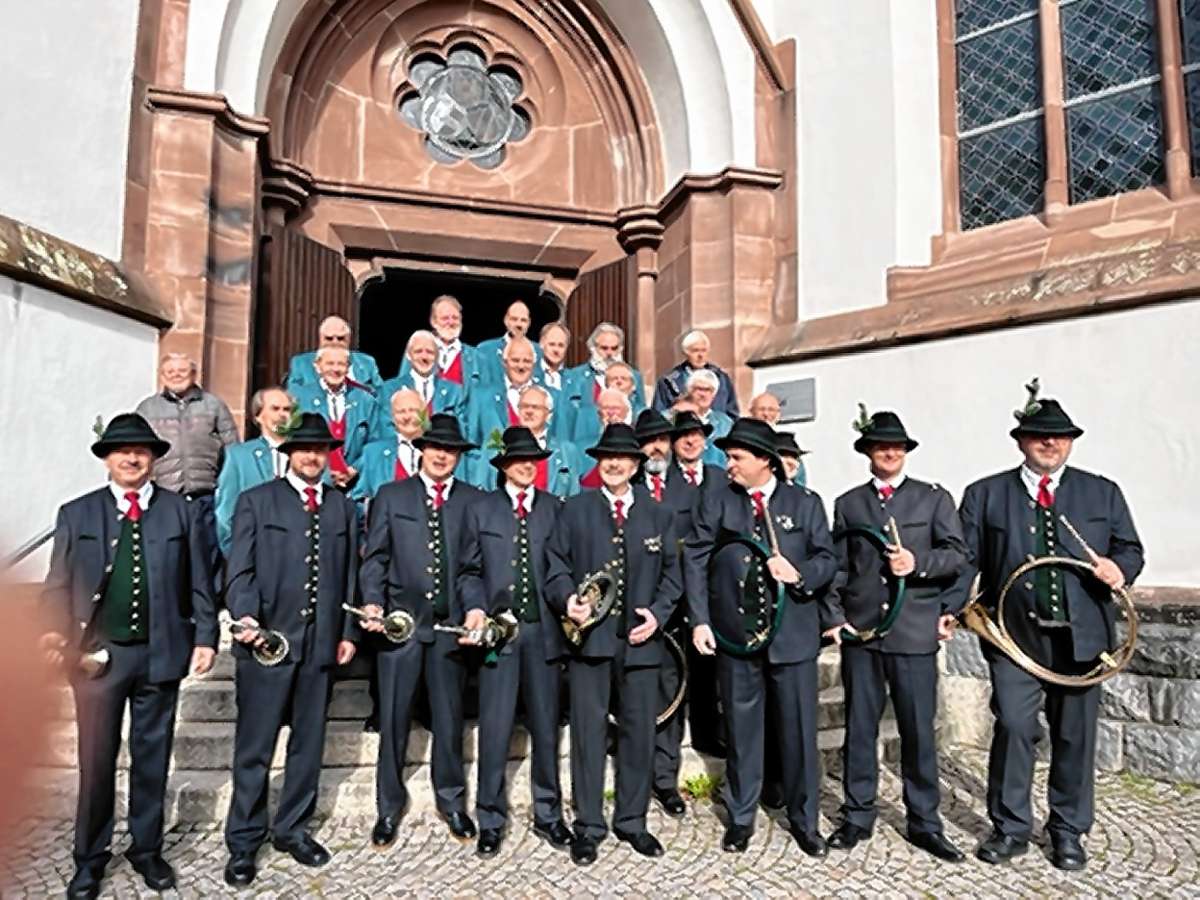 Bläsercorps und Sänger vor der Schönauer Kirche.                                     Foto: Wolfgang Grether