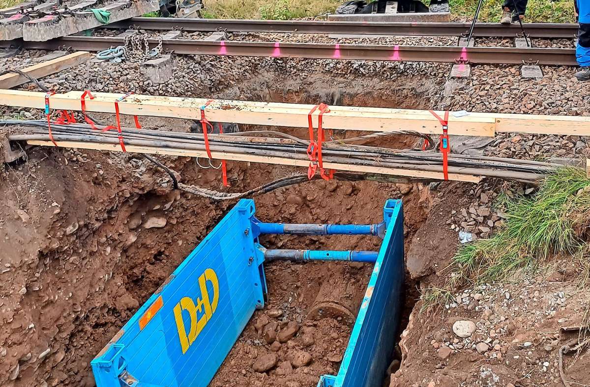 Zugverbindung Steinen-Schopfheim: Bauarbeiter bergen Bohrkopf unter Gleisen