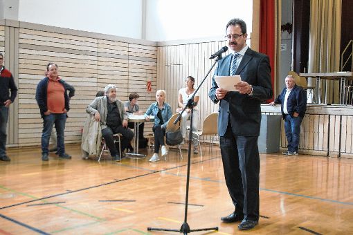 Um 18.30 Uhr verkündete Bürgermeister Martin Bühler das Ergebis des Bürgerentscheids in der Hausener Festhalle. Foto: Ingmar Lorenz Foto: Markgräfler Tagblatt
