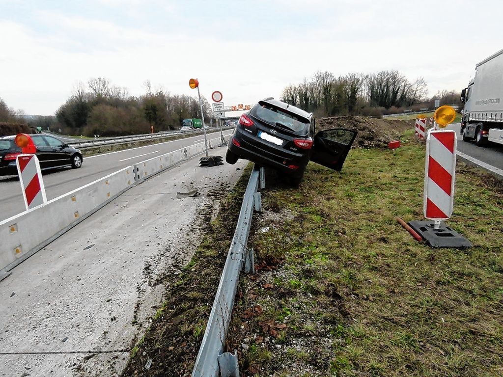 Weil am Rhein: Autofahrer verliert Orientierung auf der A 5 und landet auf Leitplanke